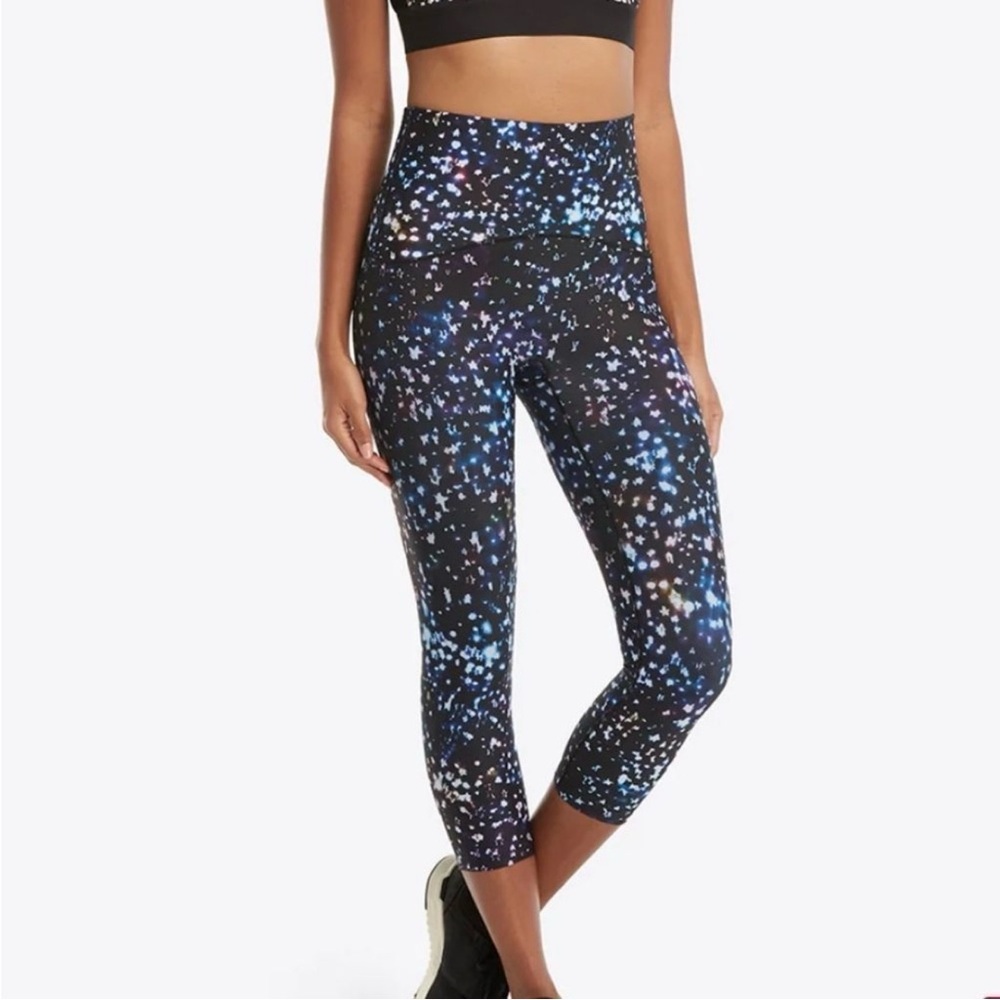 NWOT SPANX Black Galaxy-Print High-Waist Capri Leggings, size M